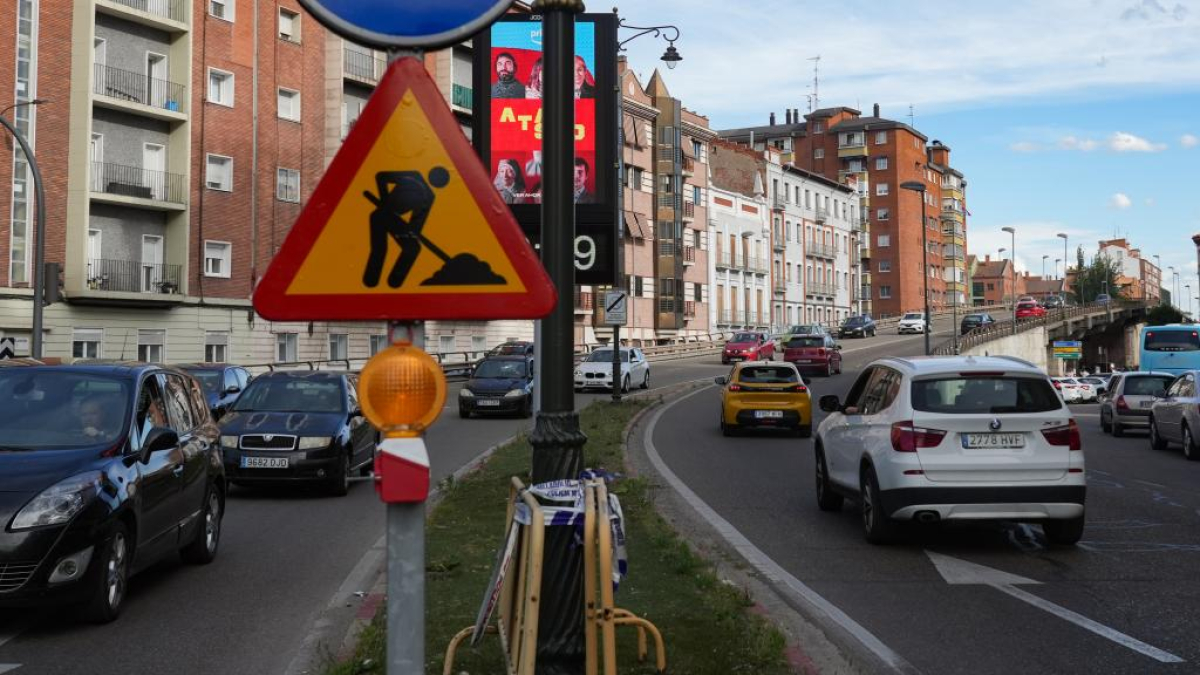 Señales que indican el comienzo de las obras en el puente de Arco de Ladrillo
