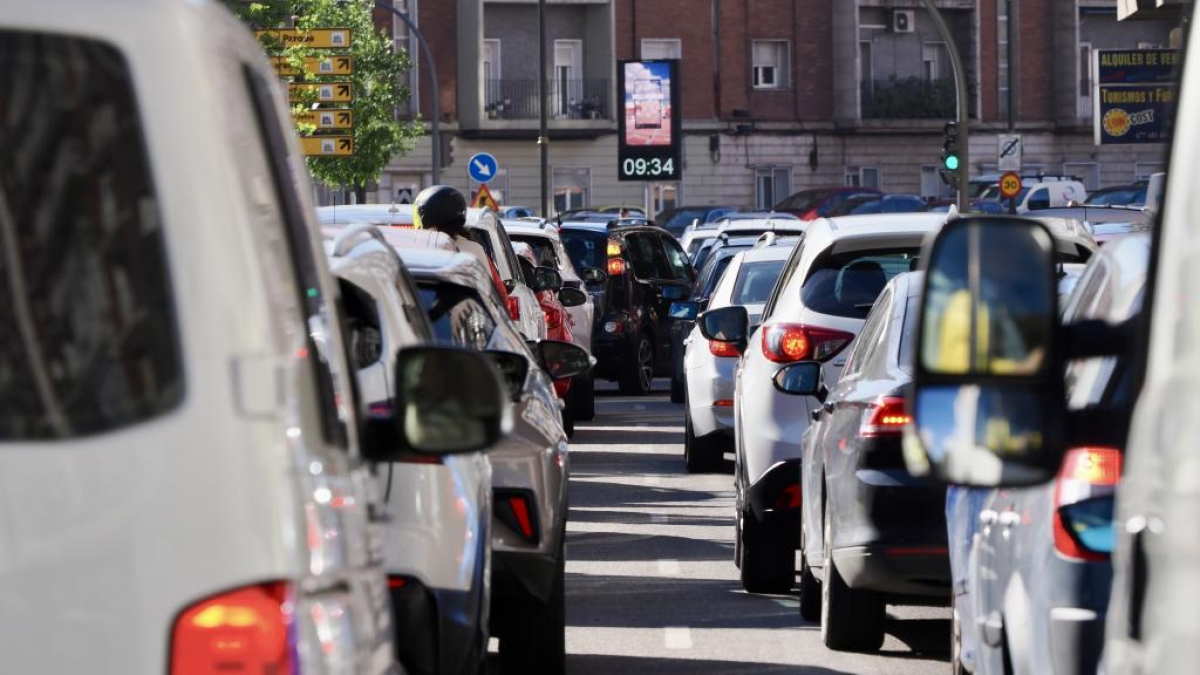 Corte parcial del Arco de ladrillo y atascos y retenciones producidas por el mismo a primera hora de la mañana del viernes en su primer día de corte