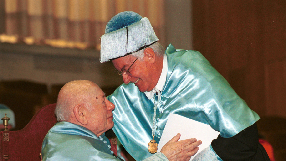 Benzion Netanyahu abraza a Víctor García de la Concha durante su nombramiento como doctores 'honoris causa' por la Universidad de Valladolid, en abril de 2001.