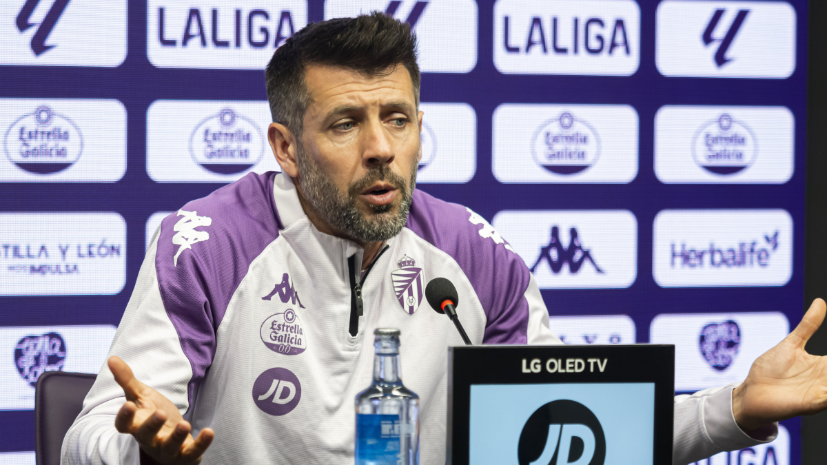 Paulo Pezzolano gesticula durante la rueda de prensa previa al partido en Tenerife que cierra la Liga.