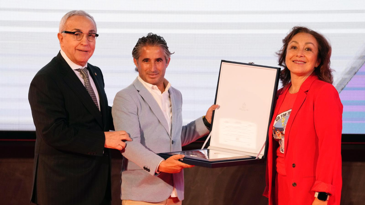 Alejandro Blanco, ‘Pipín’ Guerrero y Victoria Cabezas, en el momento de la entrega de la placa..