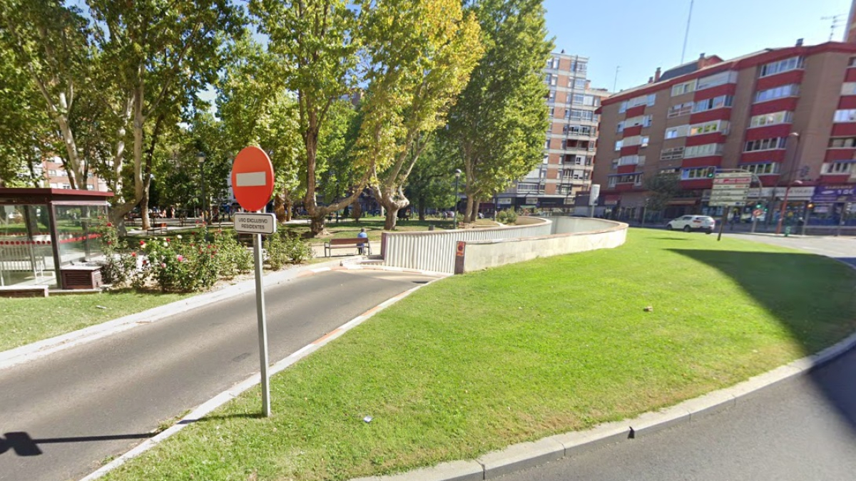 Acceso para vehículos del parking subterráneo de la plaza Circular.