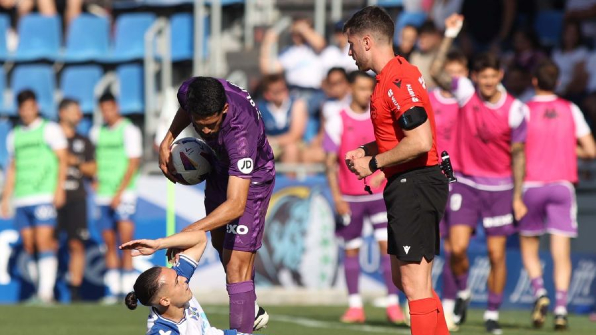 Lucas Rosa  tras una falta dice a Luismi Cruz que se levante en el partido jugado en el Heliodoro Rodríguez.