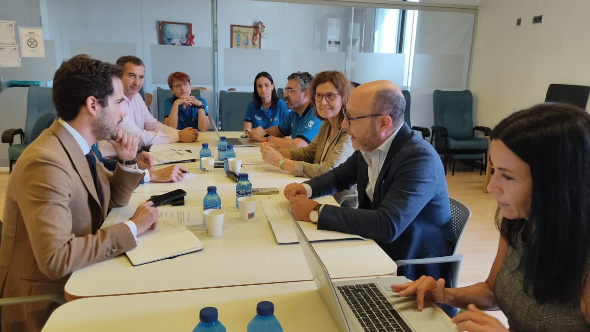 El concejal de Familia y Servicios Sociales, Rodrigo Nieto, se reúne con el delegado de Políticas Sociales e Igualdad de Madrid , José Fernández.