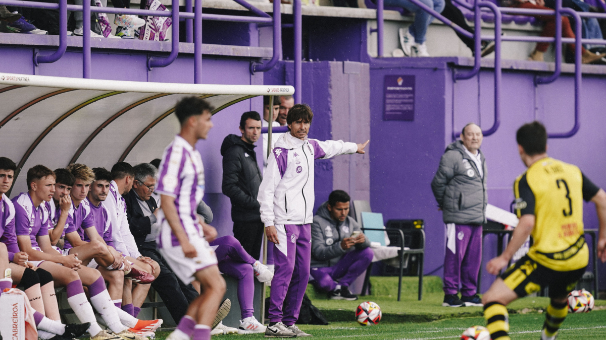 Rubio hace una indicación en el último partido de Liga, ante el Cayón.