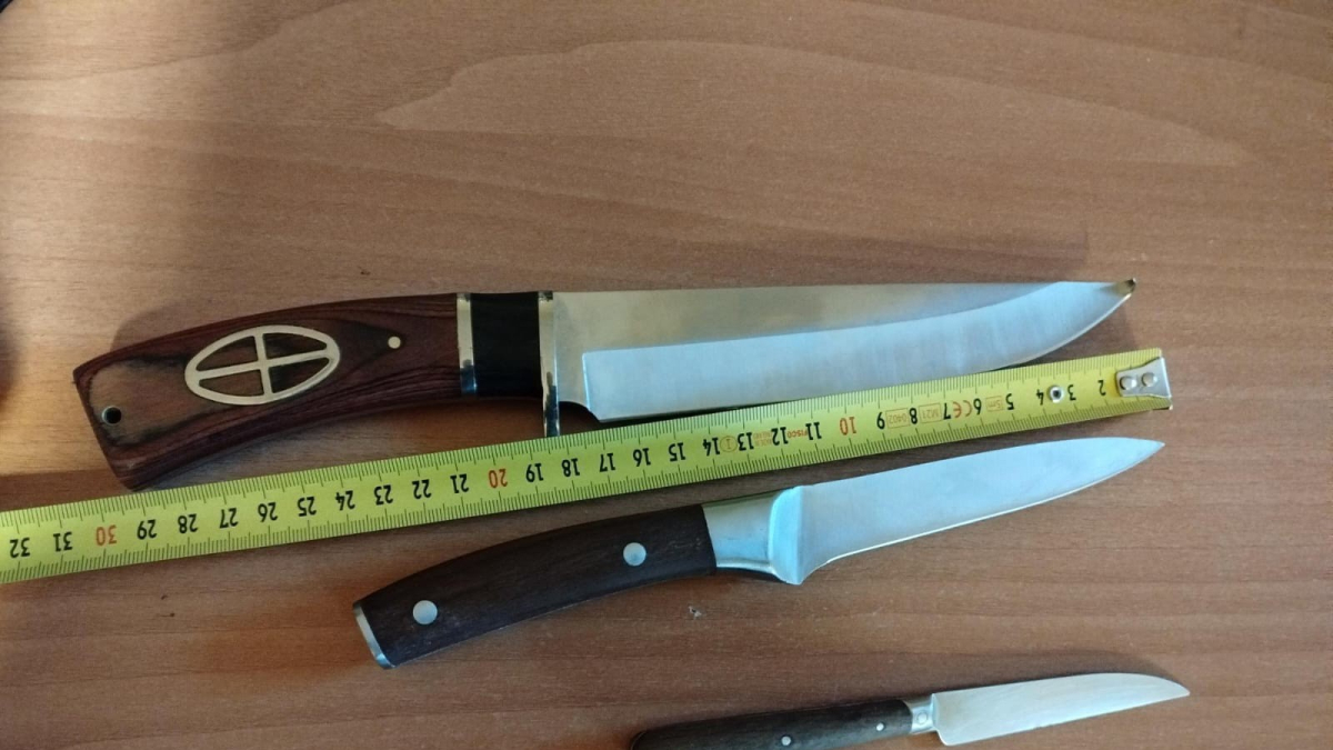Un machete y dos cuchillos intervenidos a un hombre en la calle Ferrari