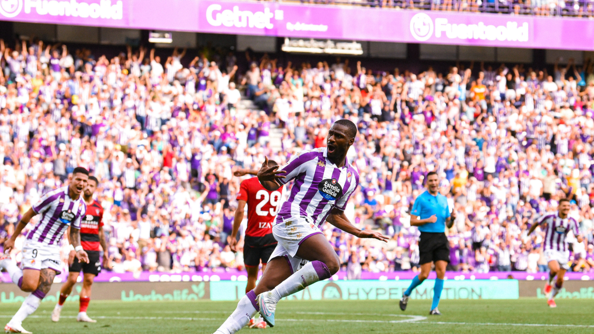 Sylla celebra uno de los dos goles que marcó al Mirandés en el José Zorrilla.