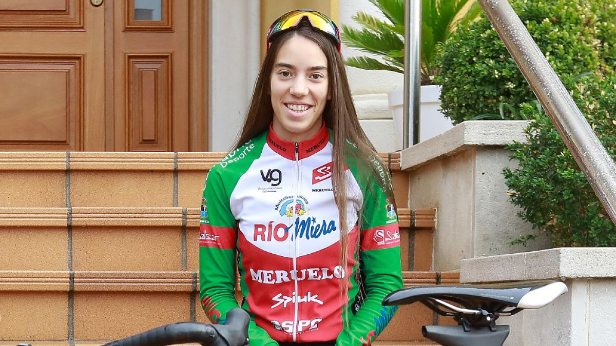 Estela Domínguez junto a su bicicleta en una foto de archivo. 