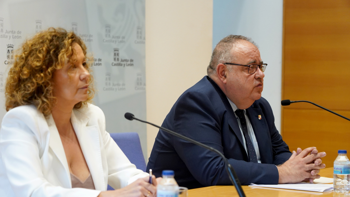 Alejandro Vázquez y Silvia Fernández presentan el plan de contingencia de verano de Sacyl.
