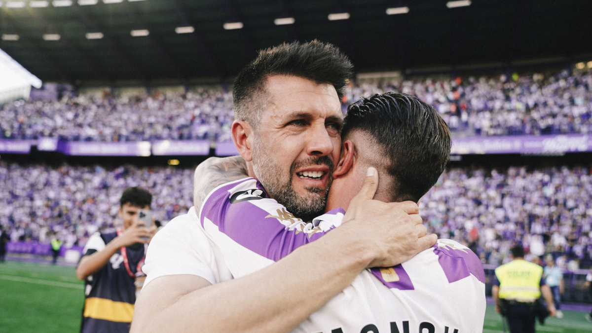 Pezzolano se abraza tras conseguir el ascenso a Monchu, su ‘alter ego’ en el campo.
