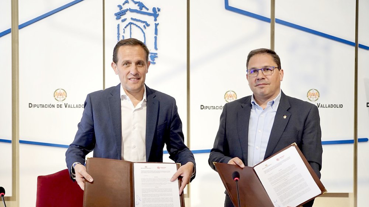 El presidente de la Diputación renueva con el director de Cáritas Diocesana de Valladolid su convenio anual contra la exclusión social. ICAL
