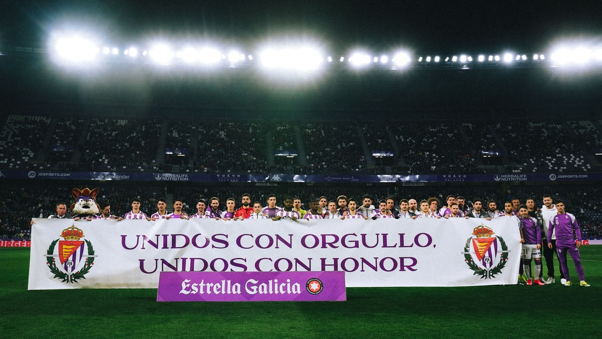Los jugadores posan con la pancarta en el choque ante el Racing en enero