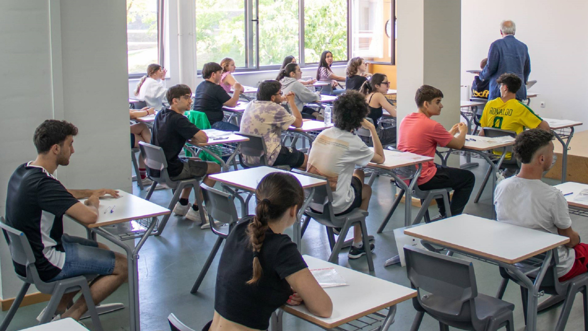Imagen de archivo de estudiantes examinándose de la EBAU en Ponferrada. ICAL