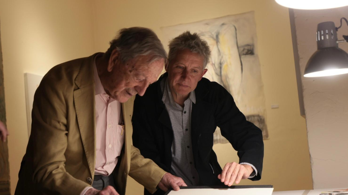 Luis Moro muestra las obras de su exposición al arquitecto Rafael Moneo