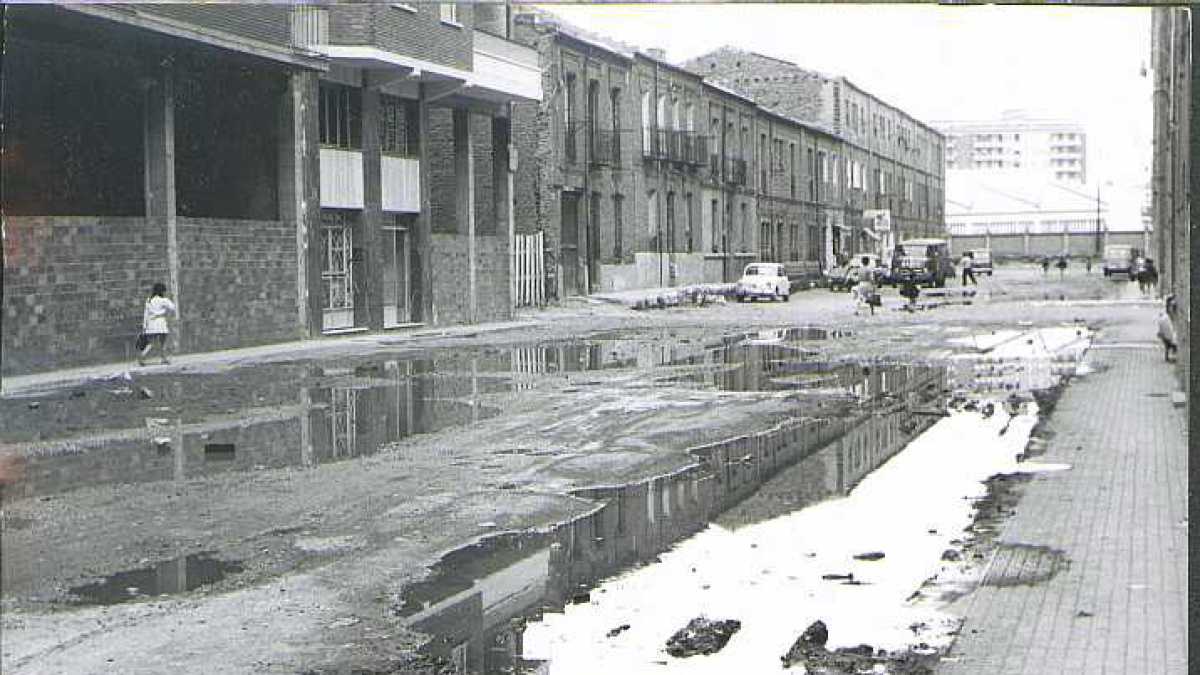 La calle Domingo Martínez con la calzada encharcada y sin asfaltar en 1970