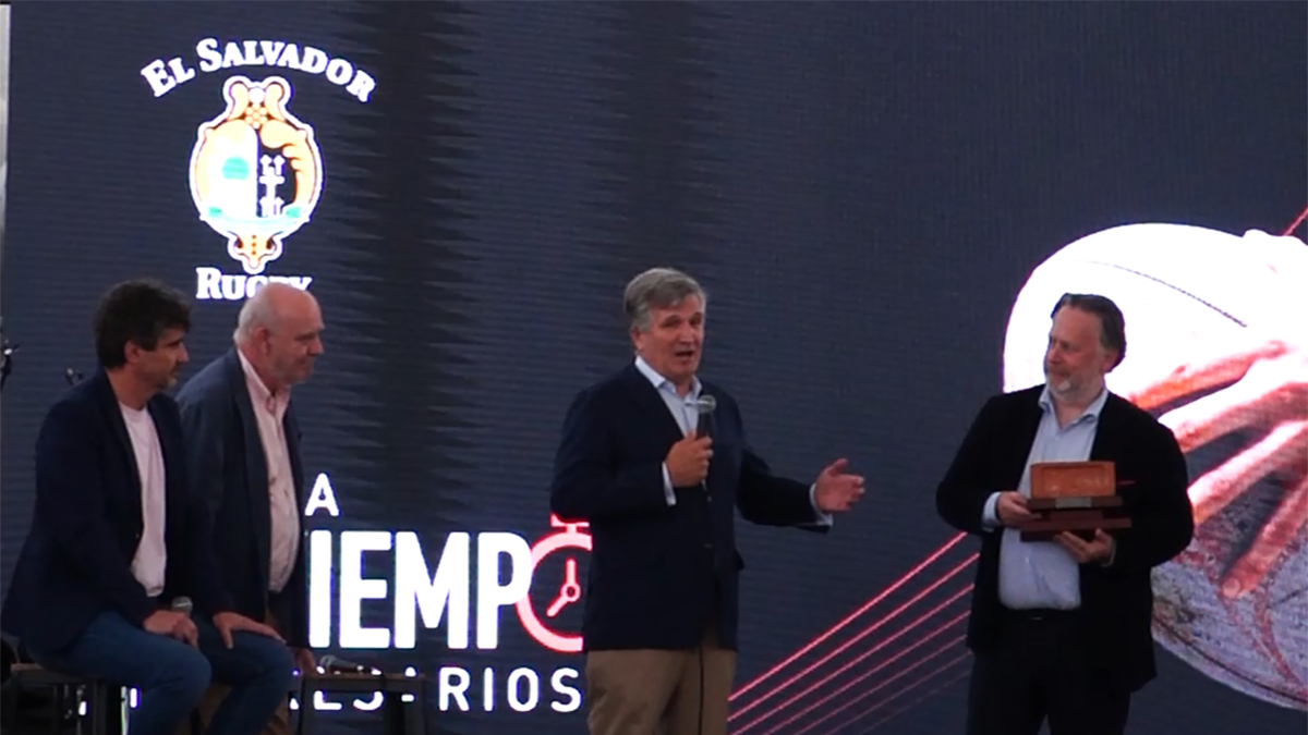 Alfonso Jiménez, presidente de Cascajares, recibe el I ‘Premio Padre Bernés’ de manos del presidente de El Salvador, Rian Butcher