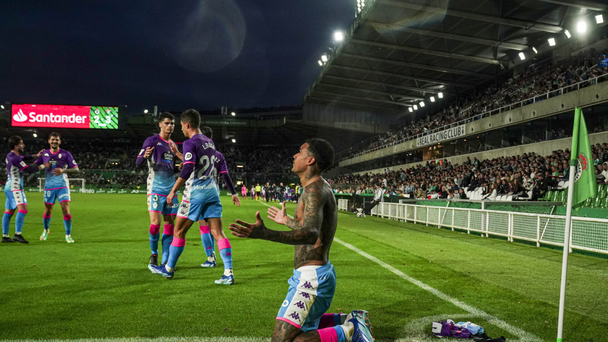 Kenedy celebra descamisado el gol de la victoria marcado en El Sardinero.REAL VALLADOLID