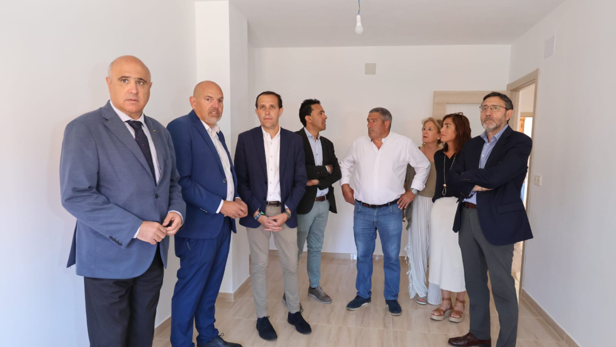 Autoridades y diputados provinciales durante el estreno de las seis viviendas. E.M.