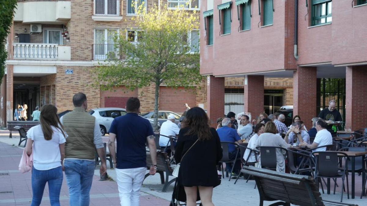 Gente en el Paeo de Juan Carlos I