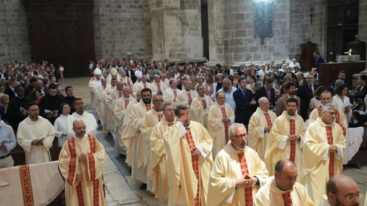 El Arzobispo de la Diócesis de Valladolid ordena a los sacerdotes en la Catedral, imagen de archivo