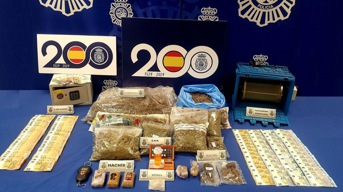 Droga y material intervenido.