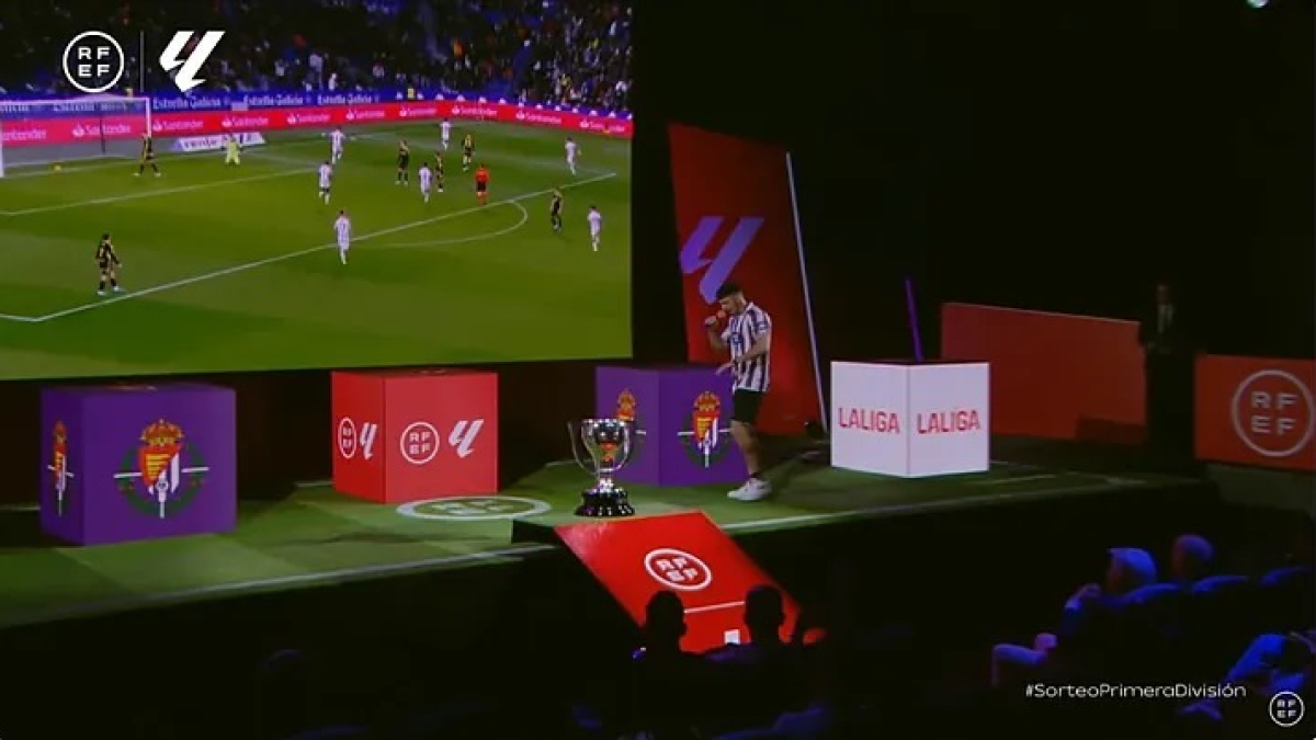 Sawi Elekipo rapea con la camiseta del Real Valladolid durante el acto de sorteo del calendario.