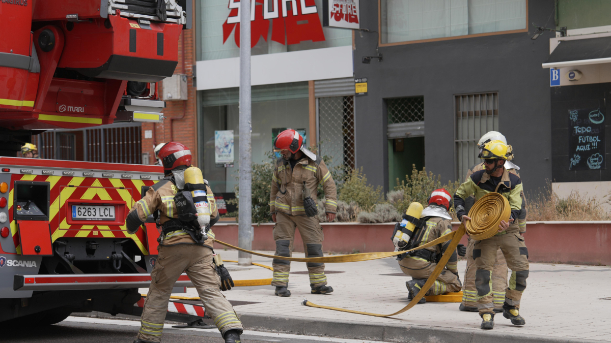 Dotaciones de bomberos y la Policía Nacional que han acudido al incendio en la calle Amadeo Arias