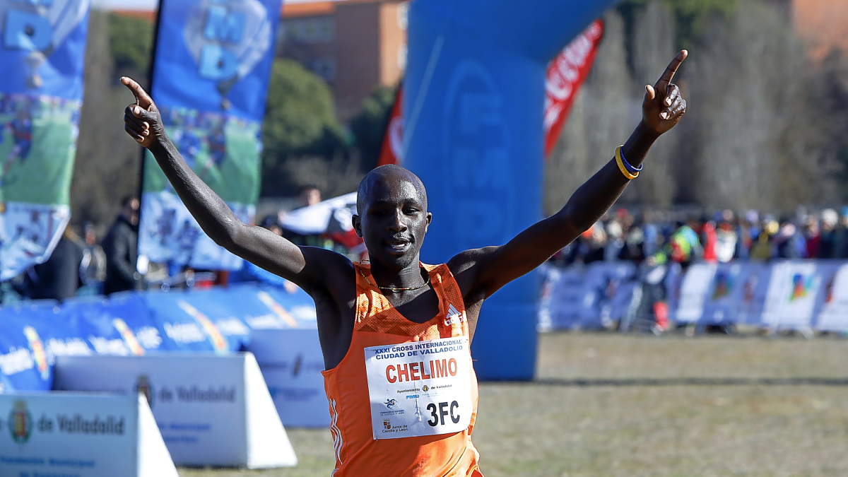 Chelimo entra en meta ganador en el Cross Internacional Ciudad de Valladolid celebrado en 2019.