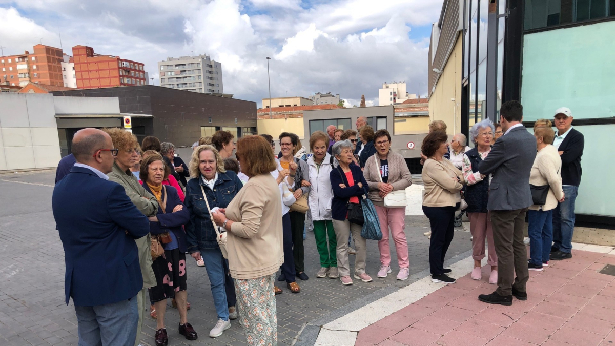 Concejales del Ayuntamiento de Valladolid junto a vecinos de Las Delicias, en la parcela del Centro de Vida Activa y el antiguo supermercado.