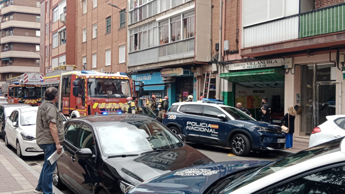 Dotaciones de bomberos y la Policía Nacional que han acudido al incendio en la calle Villanubla