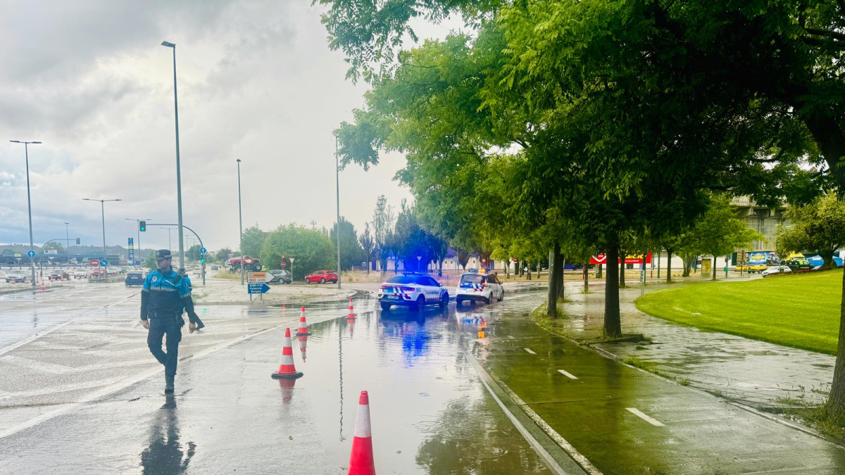 Balsas de agua en la Avenida Mundial 82 debido a la tormenta
