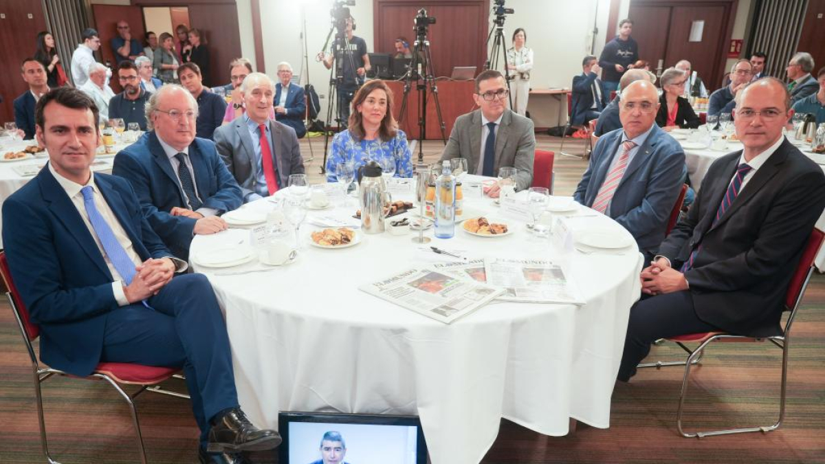 De izquierda a derecha: David Esteban, vicepresidente segundo de la Diputación de Valladolid y alcalde de Medina de Rioseco; Enrique Cabero, presidente del CES; José Antonio Arias, gerente de El Mundo - Diario de Castilla y León; María González Corral, consejera de Movilidad y Transformación Digital; Marcos Gómez, subdirector de ICIBE; Jacinto Canales, subdelegado del Gobierno en Valladolid; Alejando García Pellitero, concejal de Medio Ambiente de Valladolid, en el Club de Prensa 'La Ciberseguridad como oportunidad en las Universidades de Castilla y León’.
