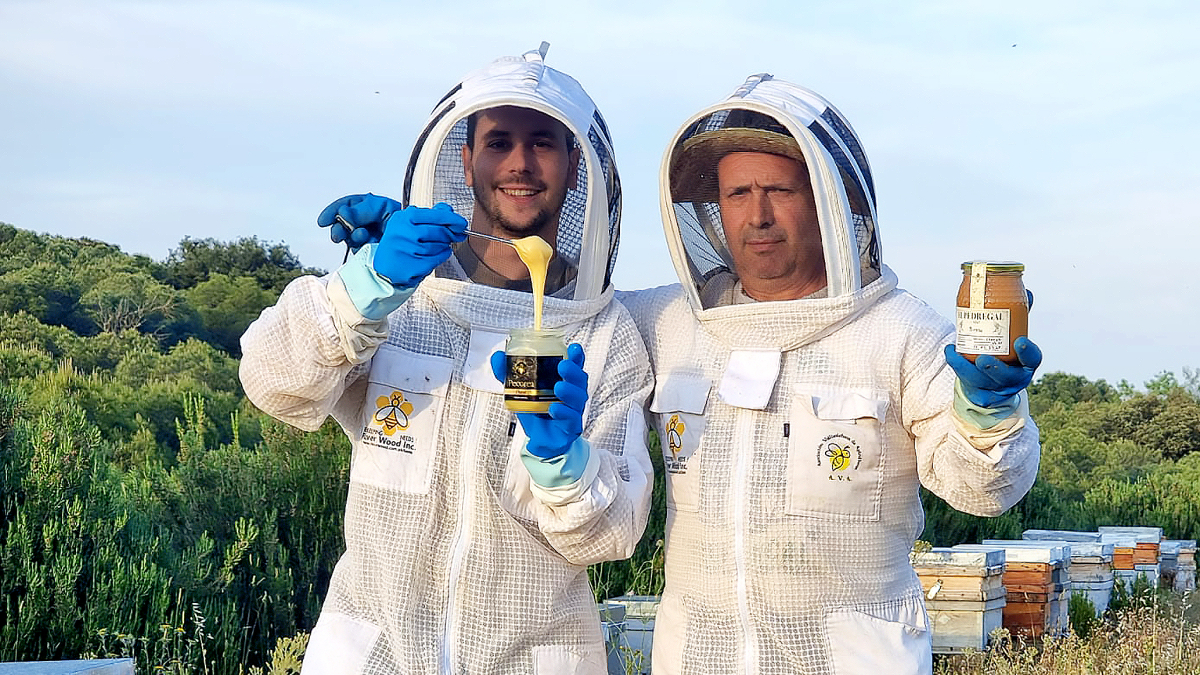 Adrián Domínguez y su padre, José Mario, en un colmenar en este enclave de Tierra de Campos