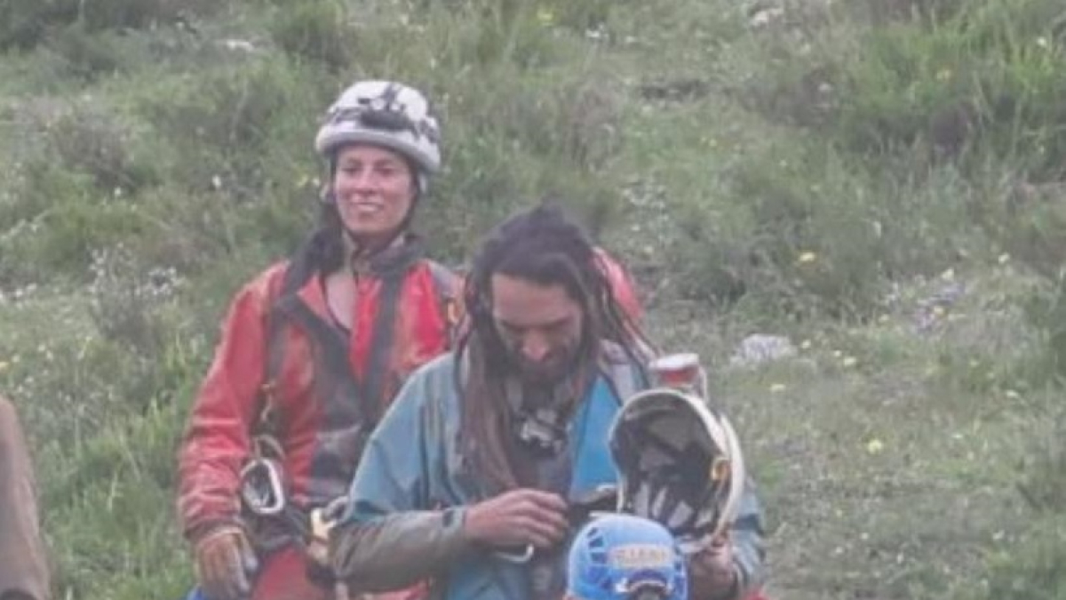Paloma Bombín y Alfonso Urrita, primera y segundo por arriba en la foto tras el rescate