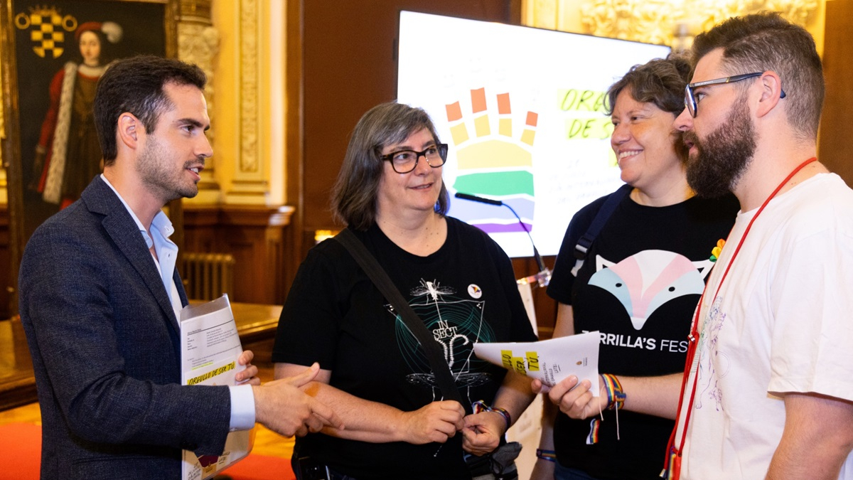 Rodrigo Nieto, junto con los representantes de direrentes colectivos LGTBI+ de Valladlid.