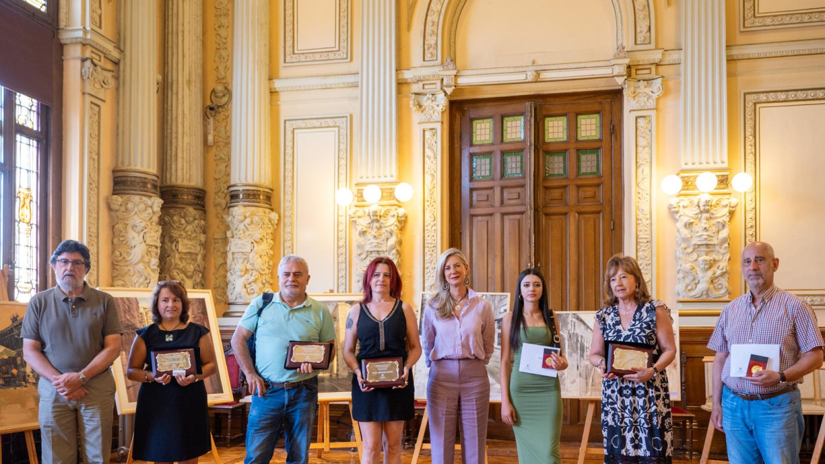 Una imagen de los premiados con algunos miembros del jurado