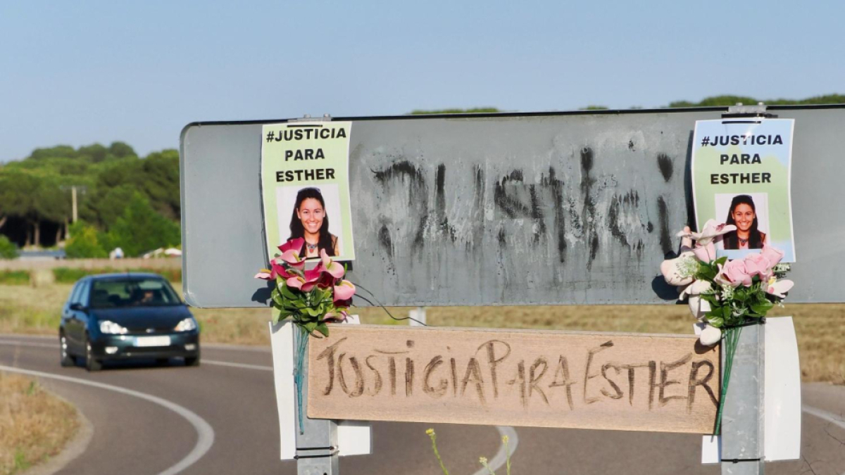 Carteles a la entrada de Traspinedo en los que se reclama justicia para Esther.