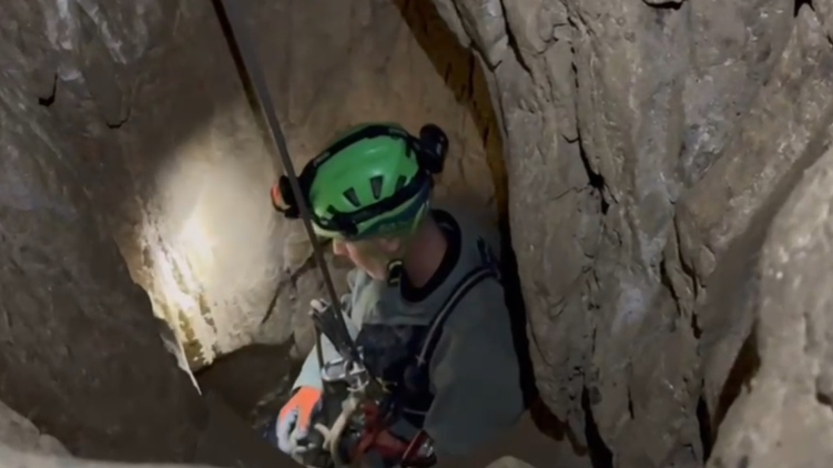 Uno de los rescatadores accede a la cueva.