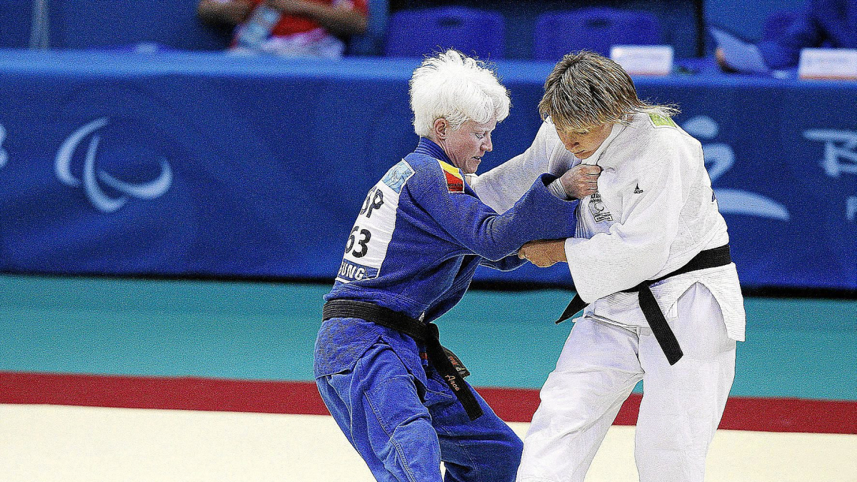 Marta Arce, de azul, en un combate de judo de los Paralímpicos de Pekín 2008.
