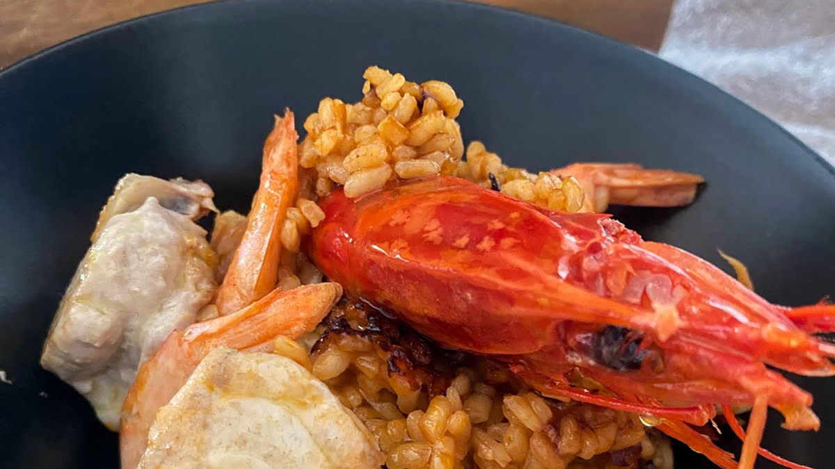 Arroz con bonito del norte y algún bicho con bigote