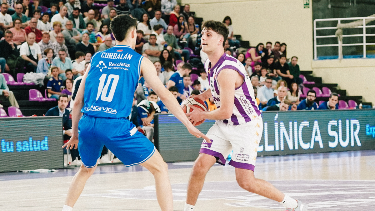 Juan García-Abril ante Corbalán, del San Pablo Burgos.