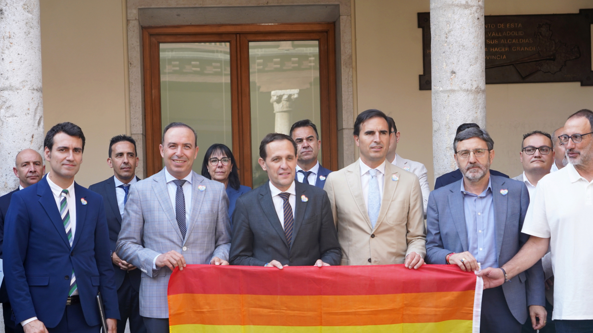 David Esteban, Víctor Alonso, Conrado Íscar, Guzmán Gómez y Francisco Ferreira, con la bandera arcoíris