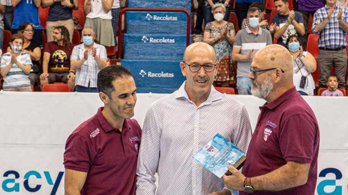 Fernando Bolea en el centro después de recibir un homenaje en 2022