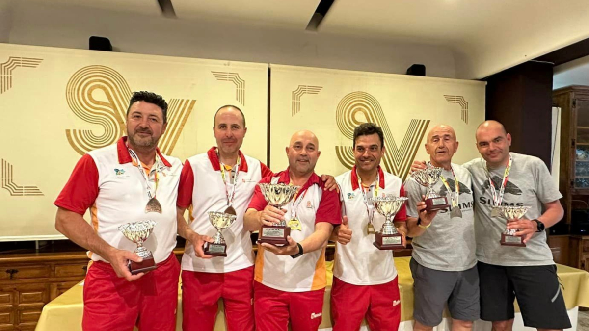 Los tres primeros dúos clasificados en el II nacional de salmónidos mosca dúos celebrado en León.