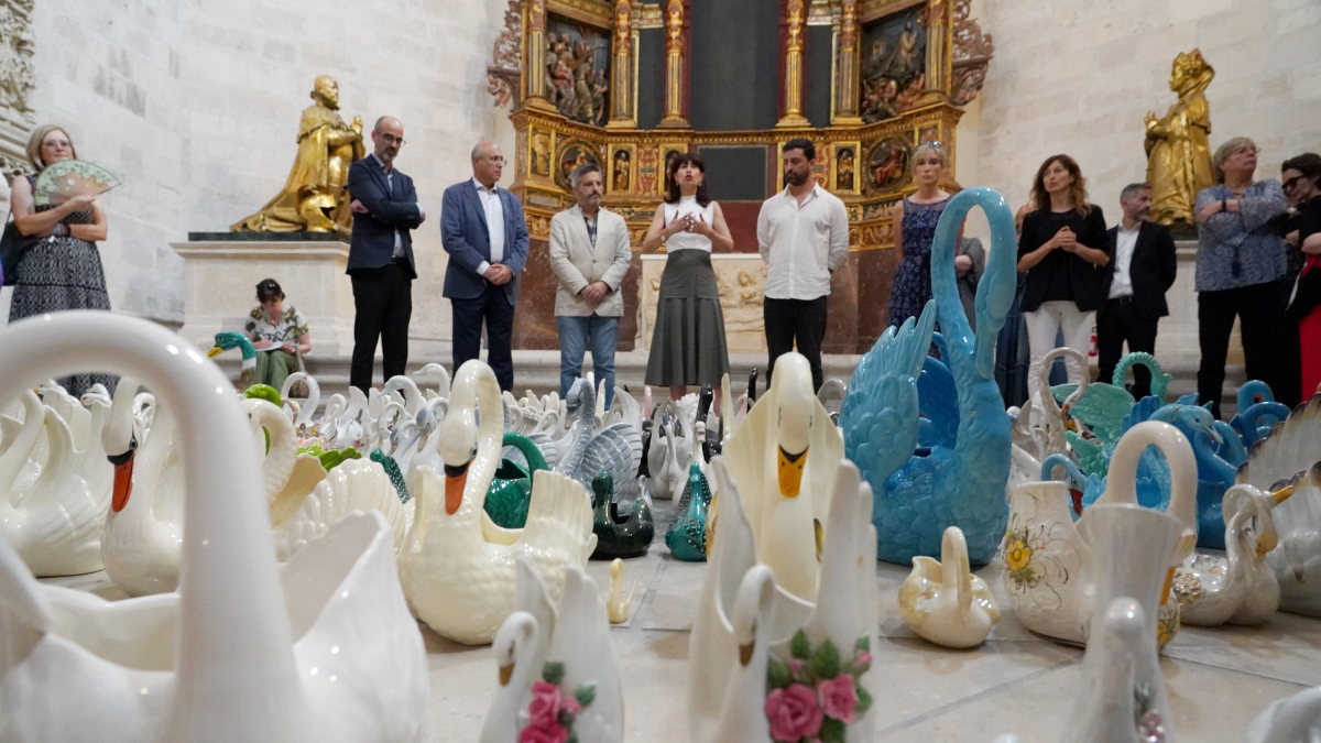 La ministra de Igualdad, Ana Redondo, visita la exposición 'El lago de los cisnes' de Cristóbal Tabares