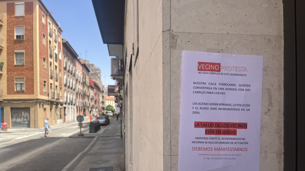 Cartel en la calle Ferrocarril denunciando que iba a ganar un carril más para el tráfico, algo que desmiente el Ayuntamiento