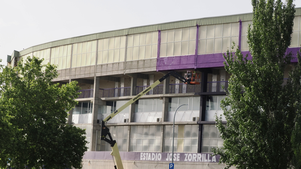 Pintado de la fachada exterior del estadio José Zorrilla.