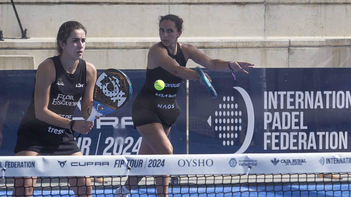 Bea Caldera durante la semifinal femenina junto a Lorena Rufo