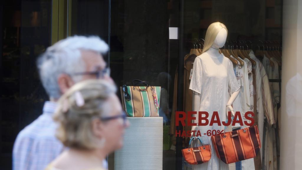 Comienzan las rebajas en las grandes superficies.