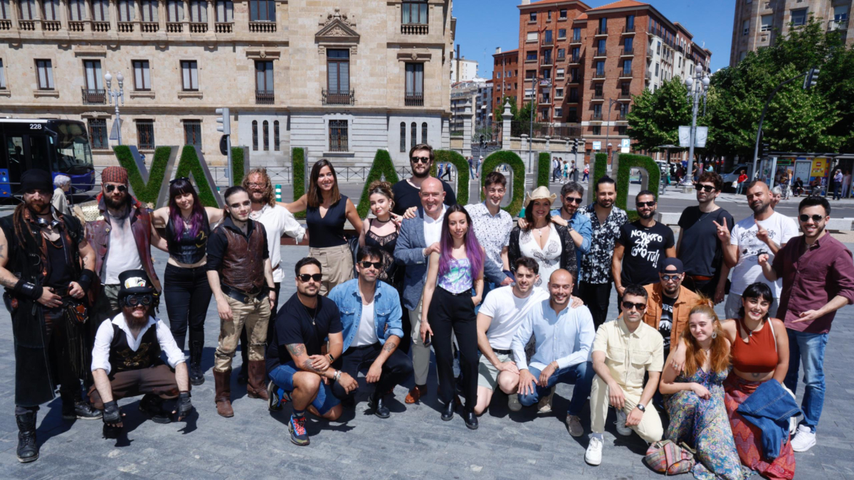 El alcalde y la concejala Blanca Jiménez con los artistas locales en la plaza de Zorrilla